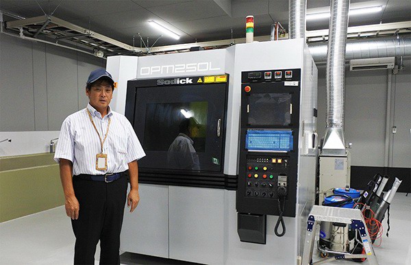 沙迪克生产的精密金属三维打印机“OPM250L”与董事长兼总经理伊福元彦