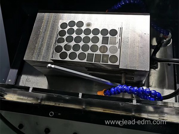 群基数控电火花机CNC-640镜面加工效果